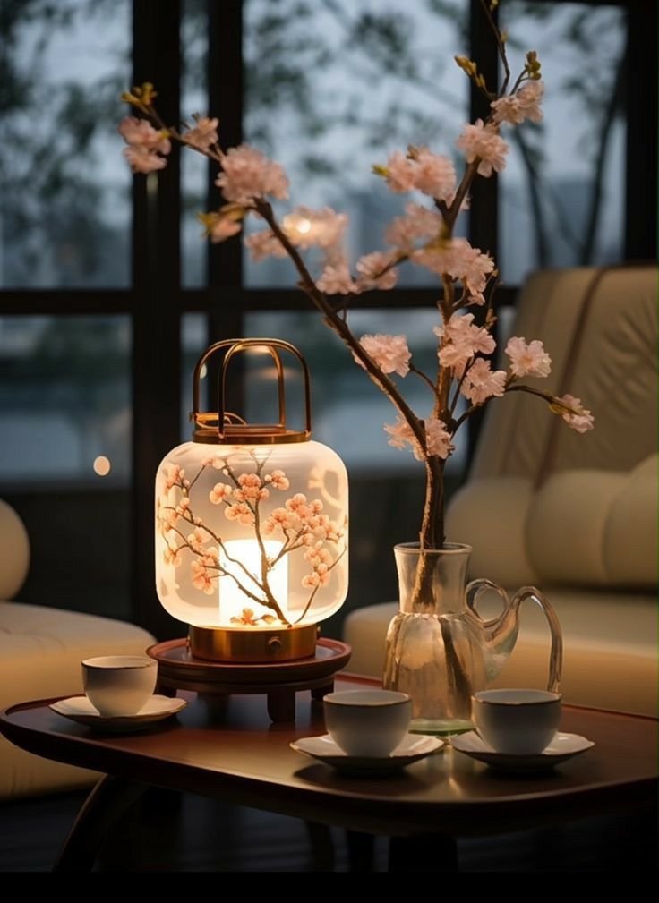 چراغ دکوری شکوفه و چیدمان آرامش‌بخش نشیمن