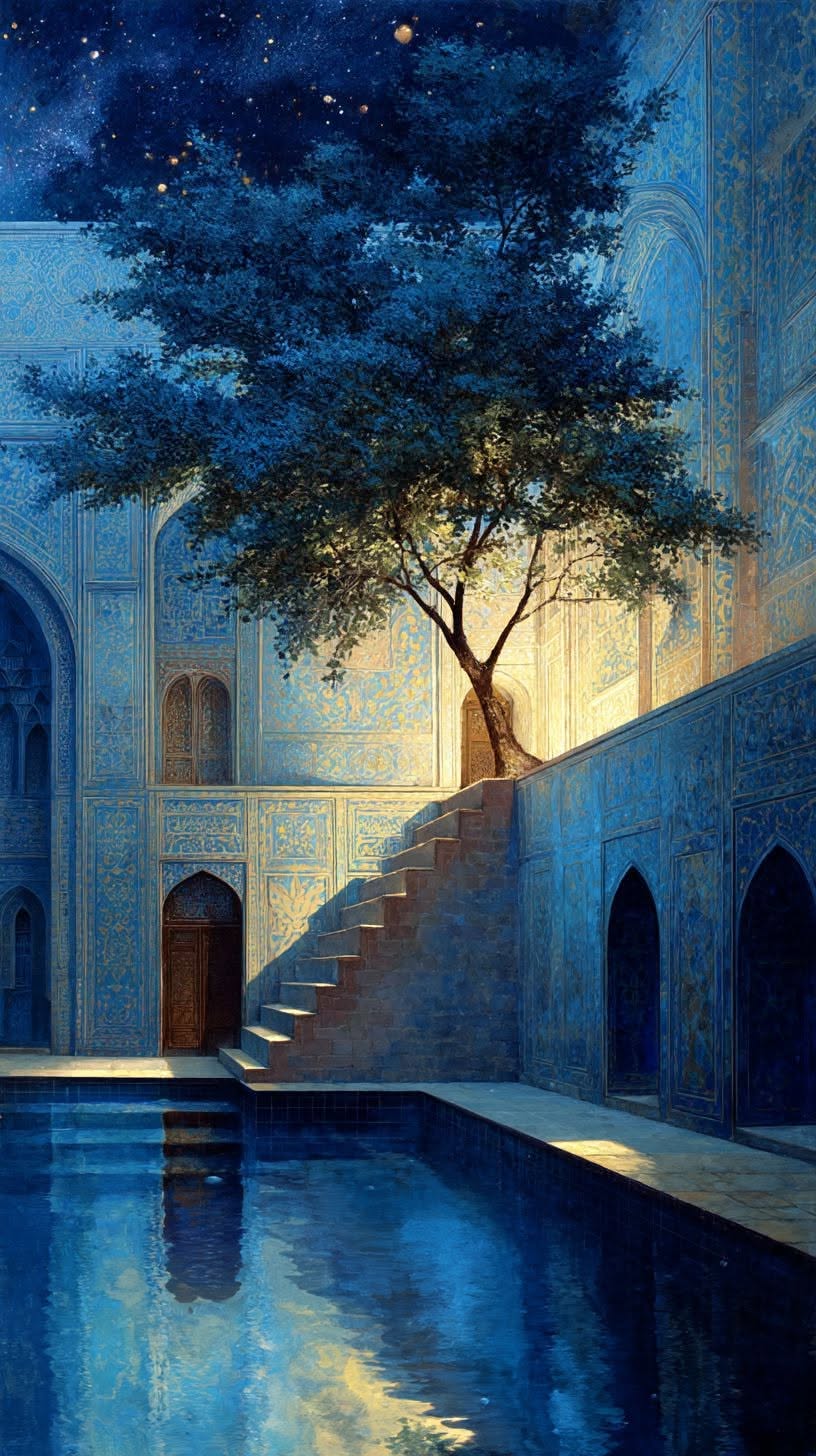 حیاط آبی کاشی‌کاری‌شده با درخت و نور شب