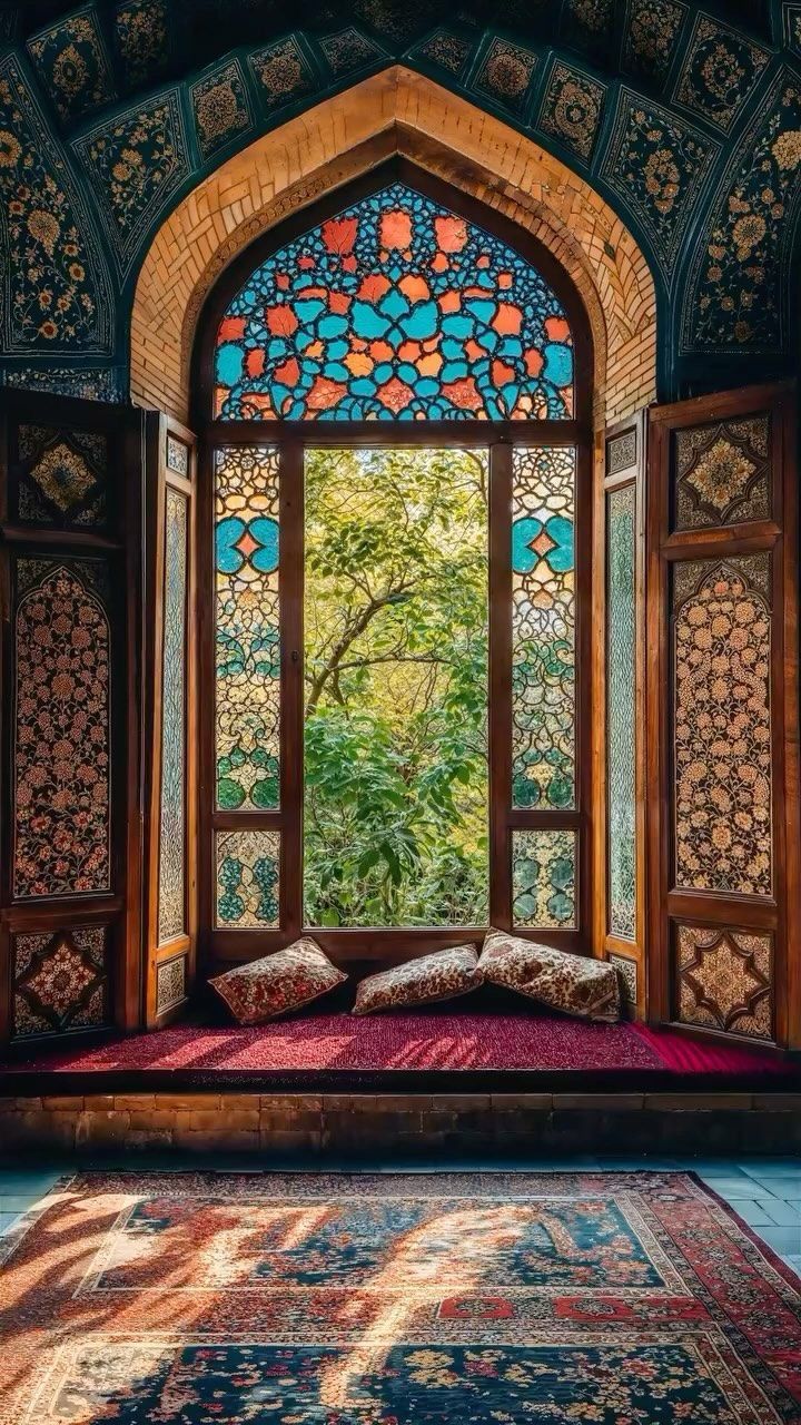 پنجره ارسی رنگین در فضای اصیل ایرانی