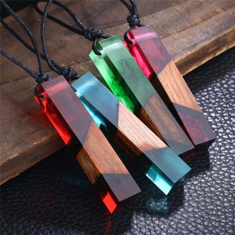 گردنبند رزین و چوب با طراحی هندسی رنگی
