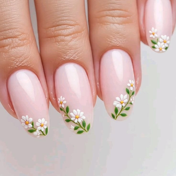 مدل ناخن گل‌دار ظریف با زمینه صورتی ملایم