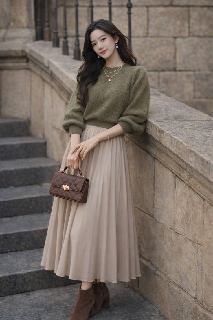 استایل ظریف پاییزی با دامن پلیسه و کیف قهوه‌ای