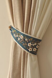 گیره پرده گلدوزی آبی؛ اکسسوری شیک دکوراسیون
