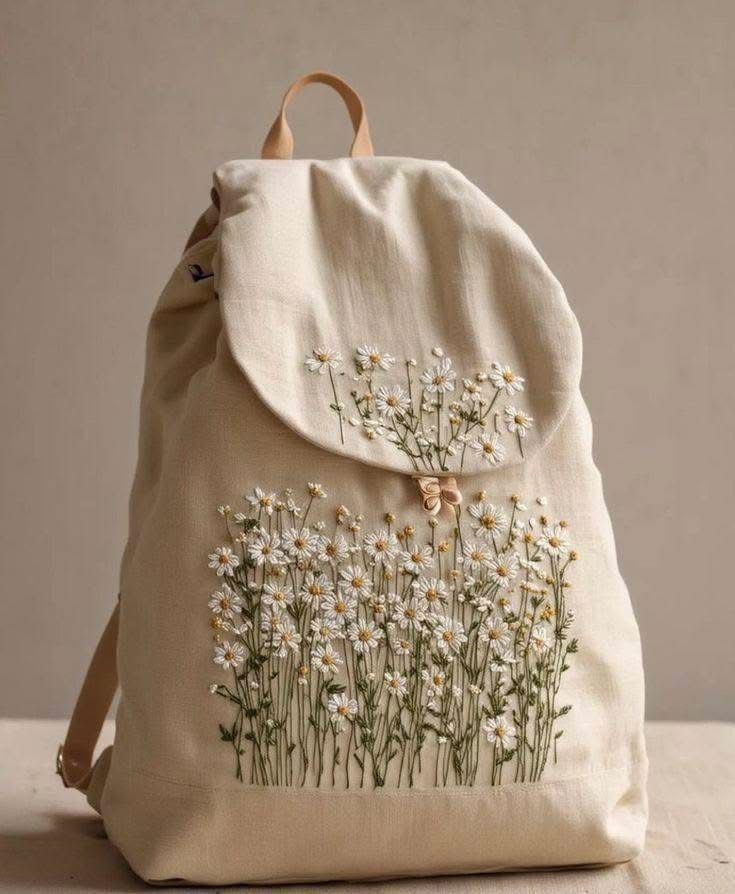 کوله پشتی پارچه‌ای گلدوزی‌شده با طرح گل بابونه