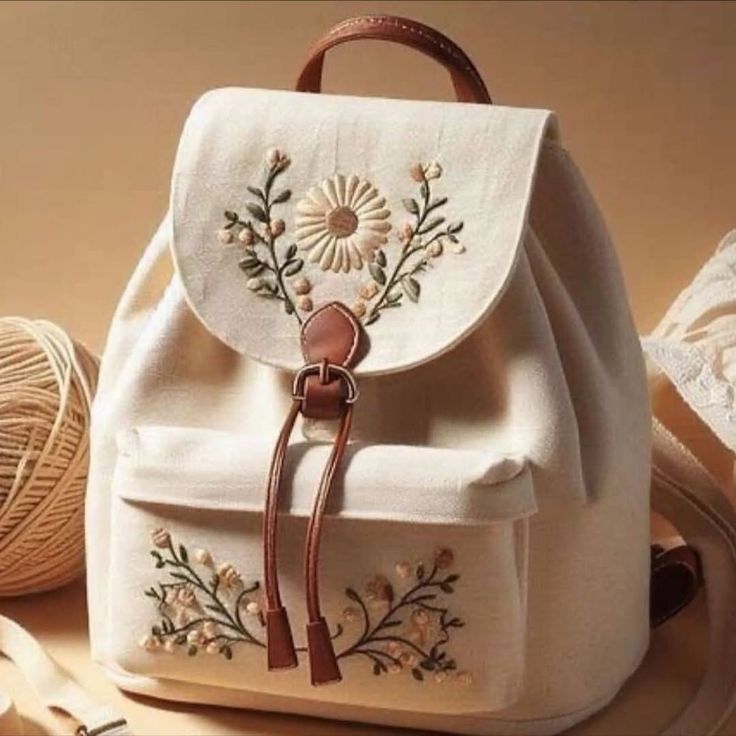 کوله پشتی گلدوزی‌شده زنانه با طرح گل مینیمال
