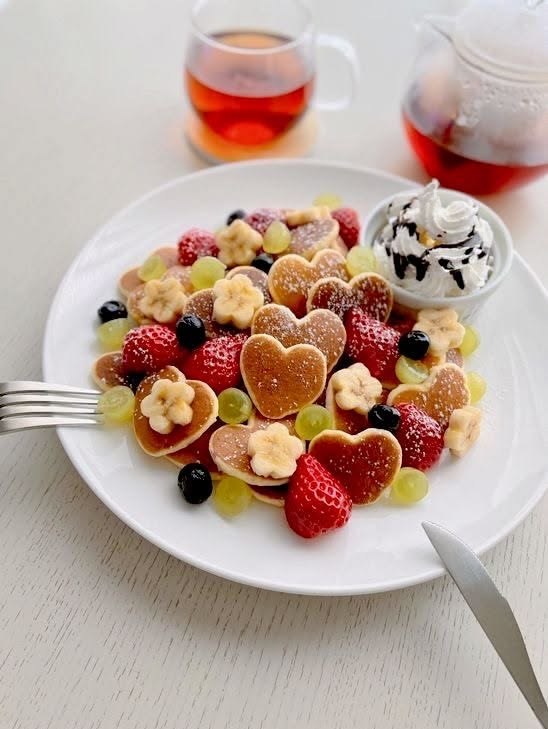پنکیک قلبی با میوه و چای قرمز