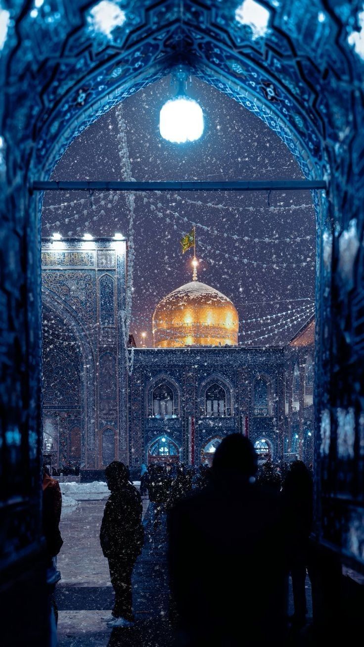 حرم امام رضا در شب برفی از قاب ایوان