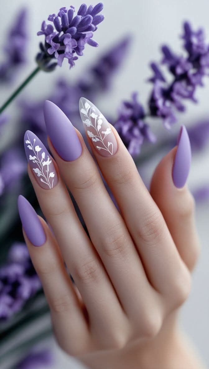 طراحی ناخن یاسی با گل‌های ظریف سفید