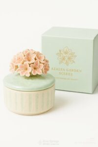 ظرف سرامیکی Azalea Garden با گل‌های ازالیای صورتی روی درپوش