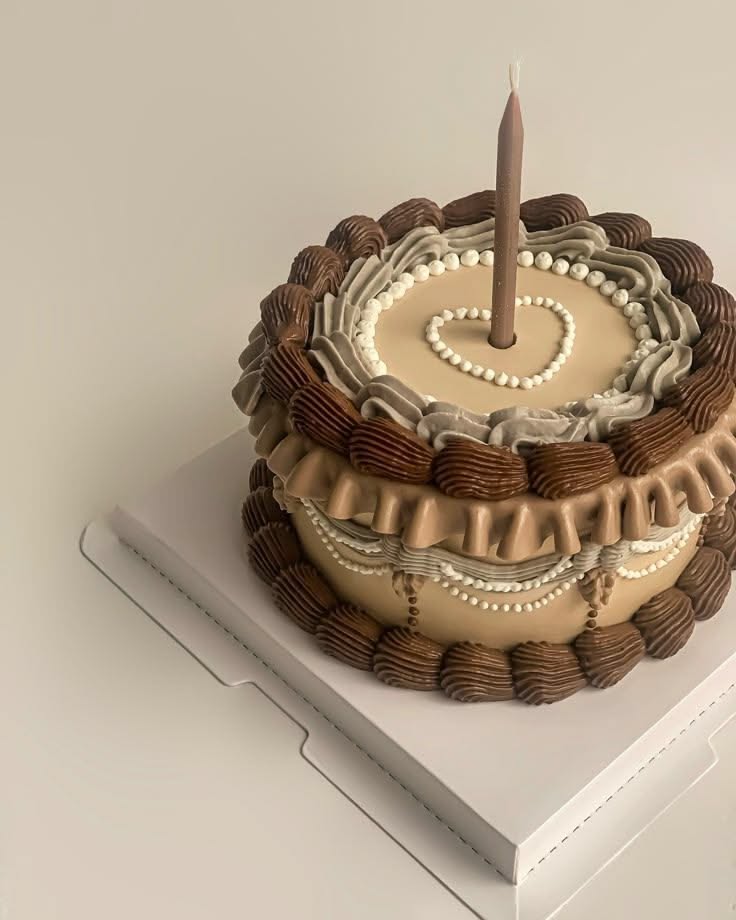 کیک تولد شکلاتی مینیمال با شمع و طرح قلب