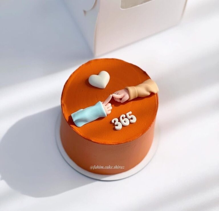 کیک مینیمال نارنجی طرح عشق ۳۶۵