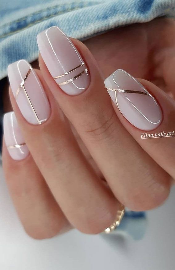 طراحی ناخن مینیمال صورتی با خطوط نقره‌ای