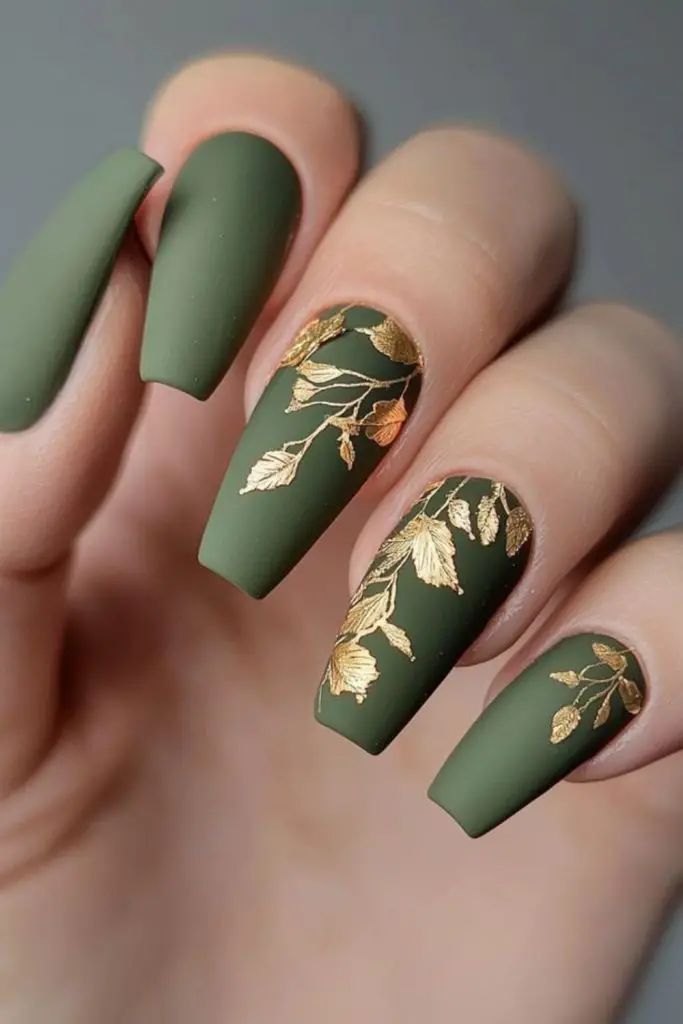 طراحی ناخن سبز زیتونی با برگ طلایی
