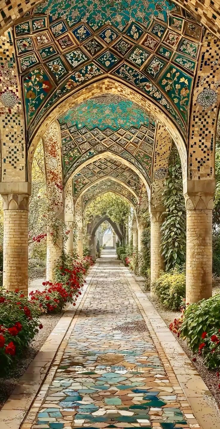 دالان کاشی‌کاری‌شده در باغی با شکوه ایرانی