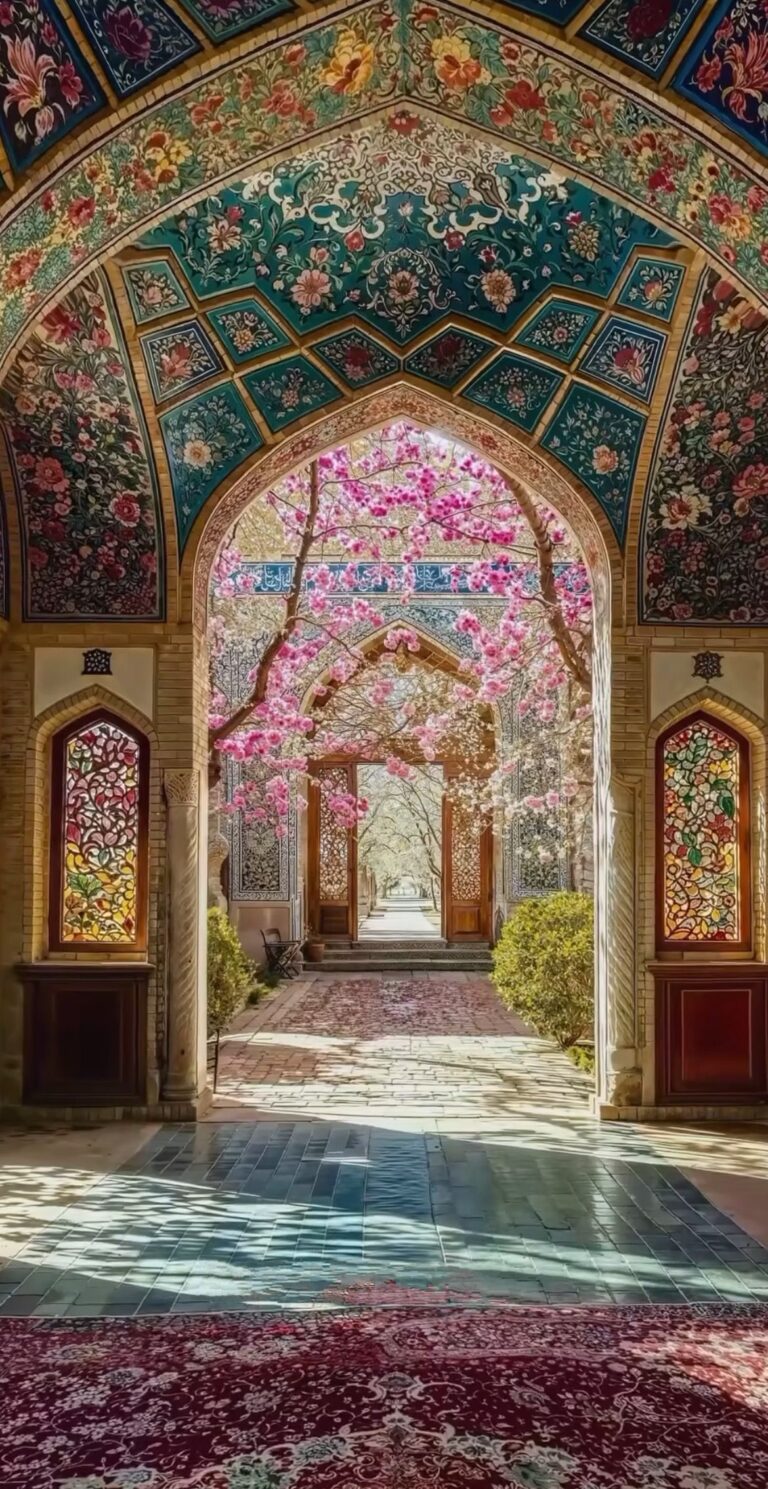 شکوه بهاری در ایوانی با کاشی‌کاری ایرانی
