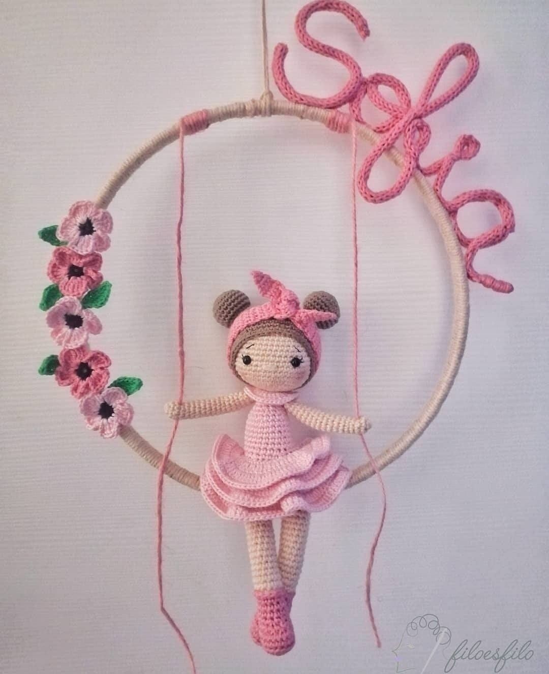 عروسک قلاب بافی دخترک صورتی روی تاب
