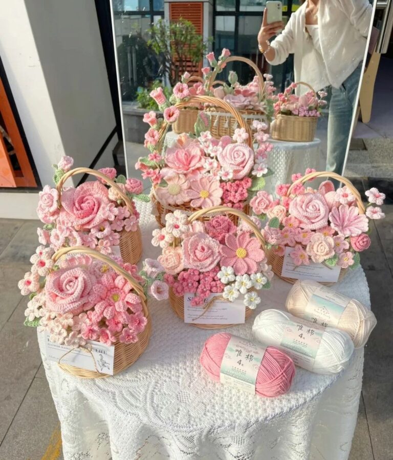 سبد گل قلاب بافی صورتی دست‌ساز