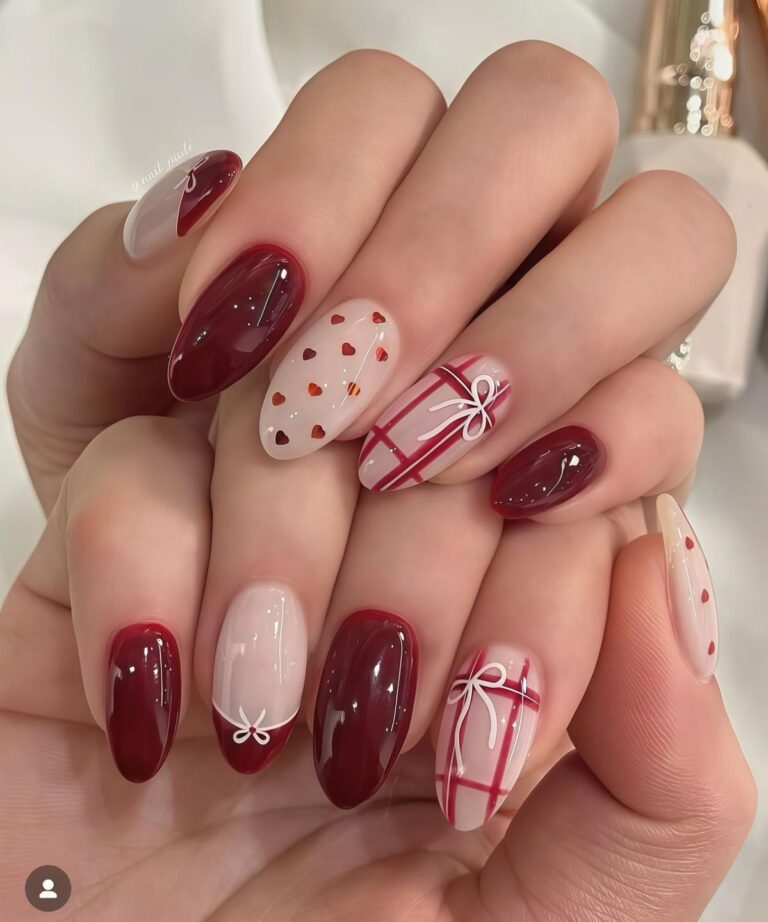 طراحی ناخن زرشکی عاشقانه با پاپیون و قلب