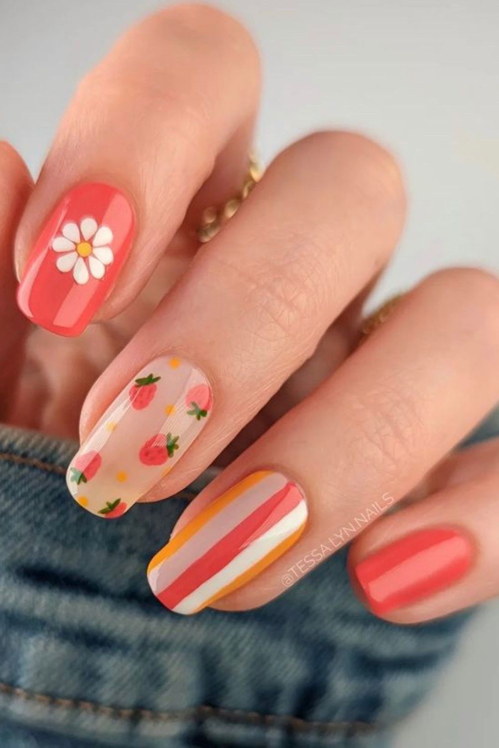 summer-strawberry-daisy-nail-design