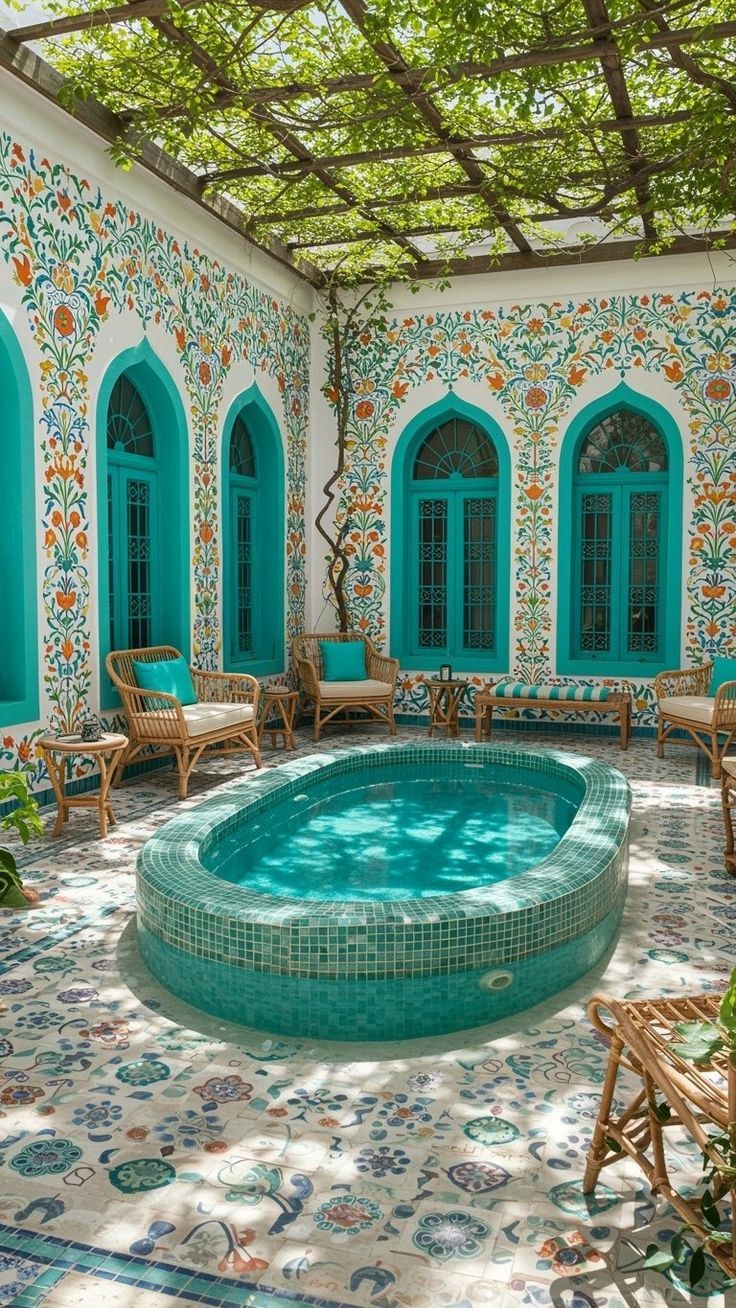 حیاط سنتی با استخر فیروزه‌ای و نقاشی دیواری