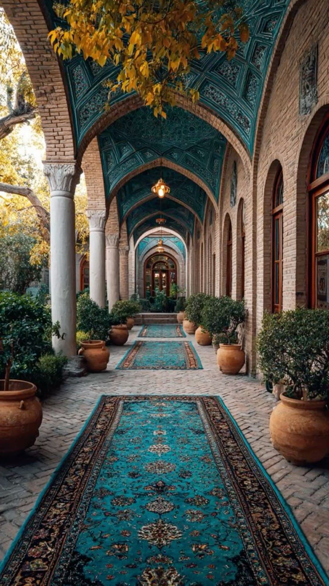 راهروی فیروزه‌ای در شکوه معماری ایرانی