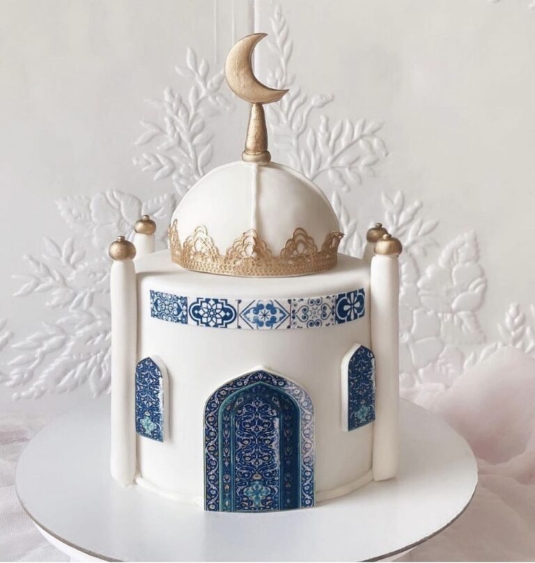 کیک مسجدی سفید با گنبد طلایی و کاشی آبی