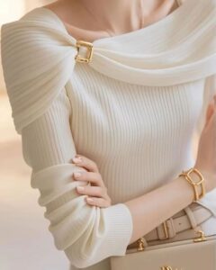 بلوز پلیسه زنانه سفید با جزئیات طلایی شیک