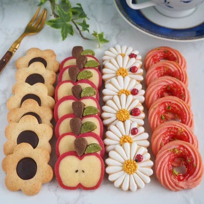 چهار ردیف کوکی تزئینی با طرح سیب، گل مینا و رز صورتی