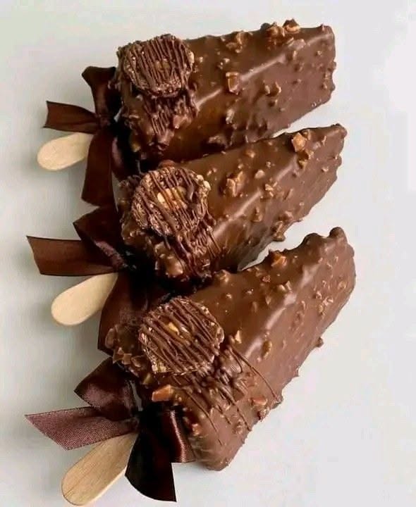 کیک‌سیکل مثلثی شکلات شیری با خرده فندق و پاپیون قهوه‌ای