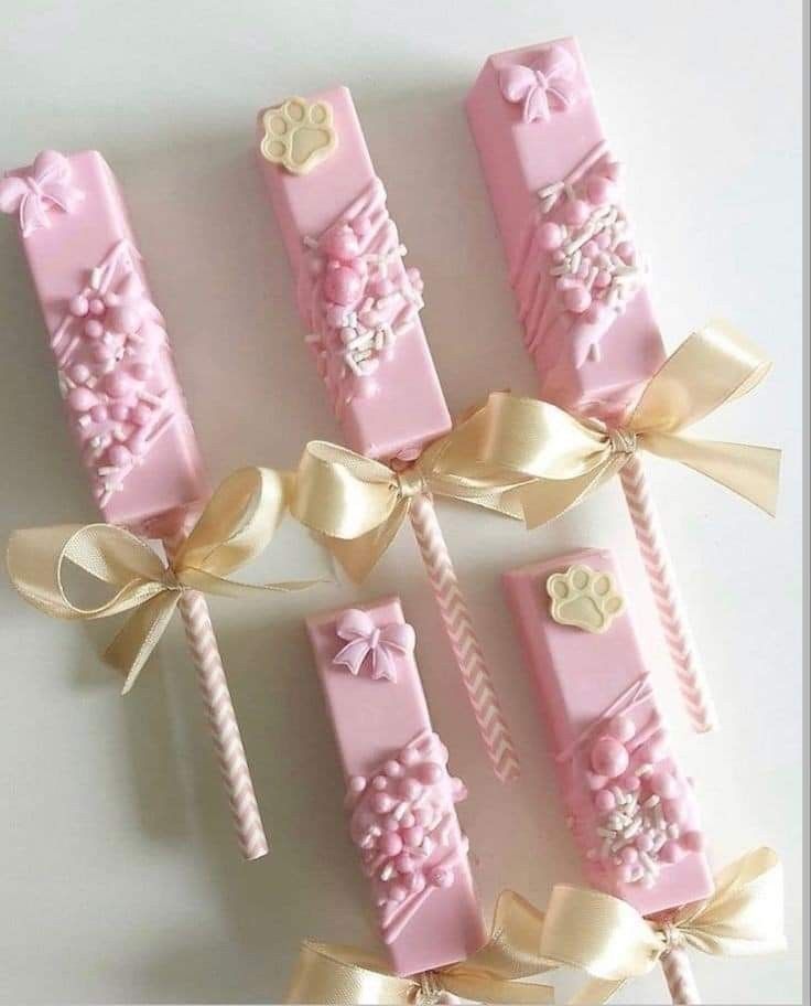 کیک‌سیکل باریک صورتی با اسپرینکل و پنجه گربه و پاپیون کرم