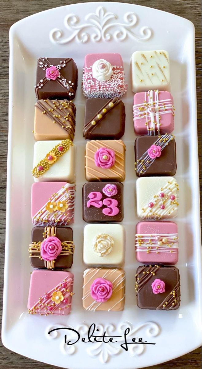 پتی‌فور مربعی با روکش رنگی و گل رز فوندانتی و مروارید طلایی