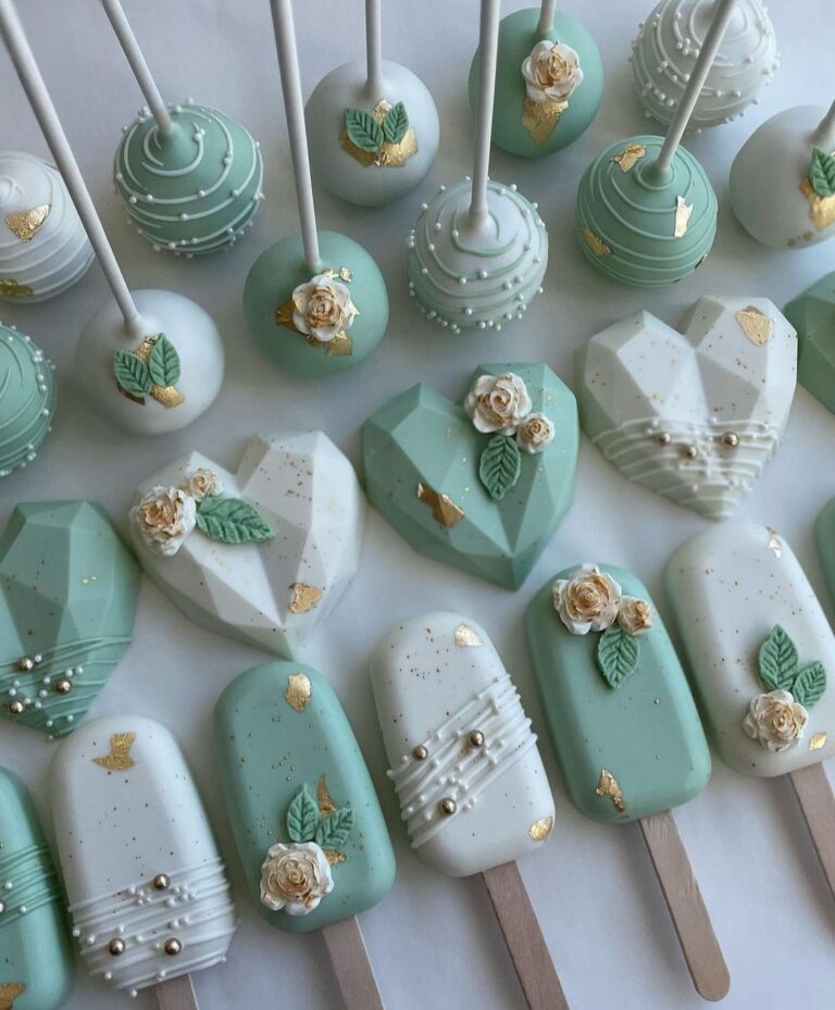 کیک پاپ و کیک‌سیکل سبز نعنایی با ورق طلا و گل رز کرم