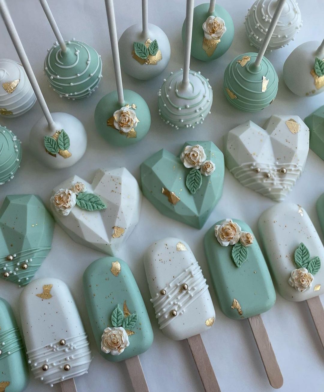 کیک پاپ و کیک‌سیکل سبز نعنایی با ورق طلا و گل رز کرم