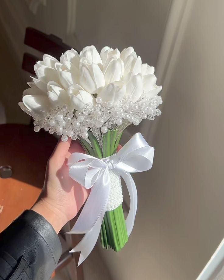 دسته‌گل عروس لاله سفید با گل عروس و مروارید و پاپیون ساتن