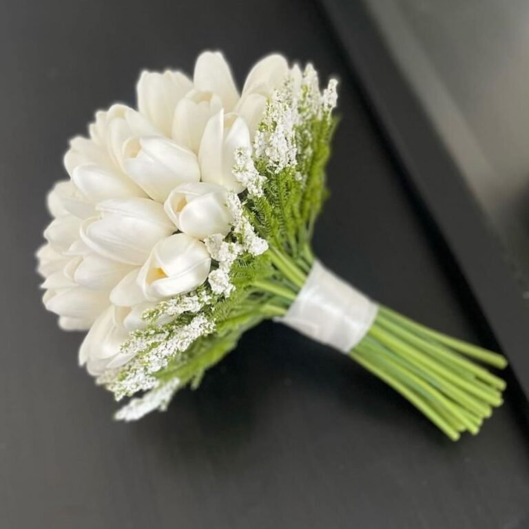 دسته‌گل عروس لاله سفید با گل عروس طبیعی و ساقه‌های بلند سبز