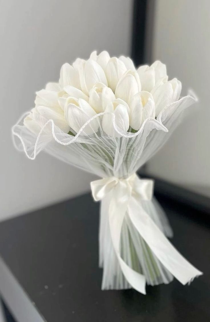 دسته‌گل عروس لاله سفید با پوشش ارگانزای چین‌دار و پاپیون ساتن