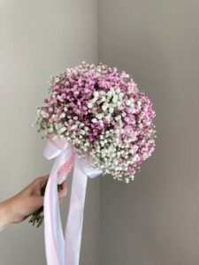 دسته‌گل عروس با گل عروس دو‌رنگ صورتی و سفید با روبان ساتن