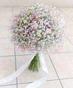 دسته‌گل عروس با گل عروس و بابونه ریز به سبک گل وحشی