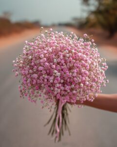 دسته‌گل عروس با گل عروس صورتی بزرگ با روبان صورتی