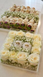 جایگاه حلقهٔ عروسی با قاب رزهای شیری و گل عروس