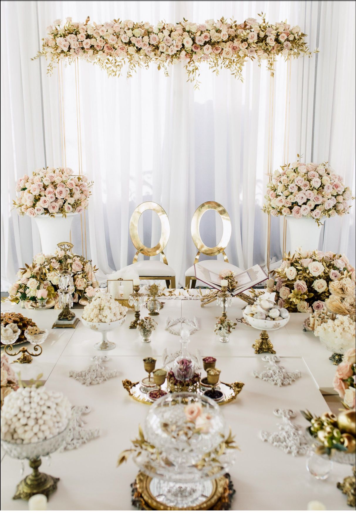 دکور سفرهٔ عقد لوکس با المان طلایی و گلآرایی رز