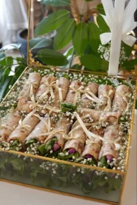 نان و سبزی تزئینی سفرهٔ عقد با گل عروس و روبان