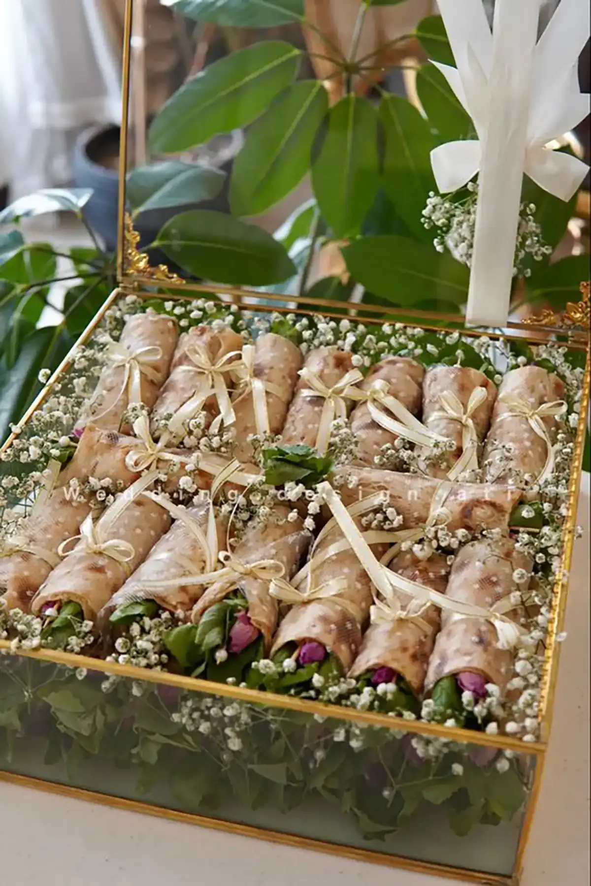 نان و سبزی تزئینی سفرهٔ عقد با گل عروس و روبان