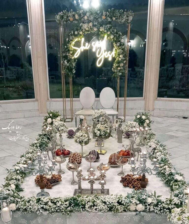 دکور سفرهٔ عقد شبانه با تابلوی نئون و پایه‌های طلایی