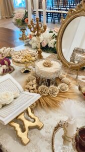 جزئیات سفرهٔ عقد با نقل تزئینی رز و قرآن و گل رز طلایی