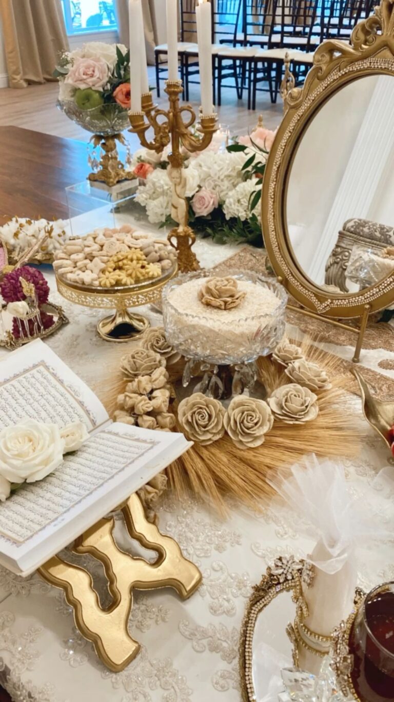 جزئیات سفرهٔ عقد با نقل تزئینی رز و قرآن و گل رز طلایی