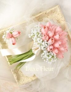 گل مچی و یقهٔ عروس و داماد با لالهٔ صورتی و گل عروس