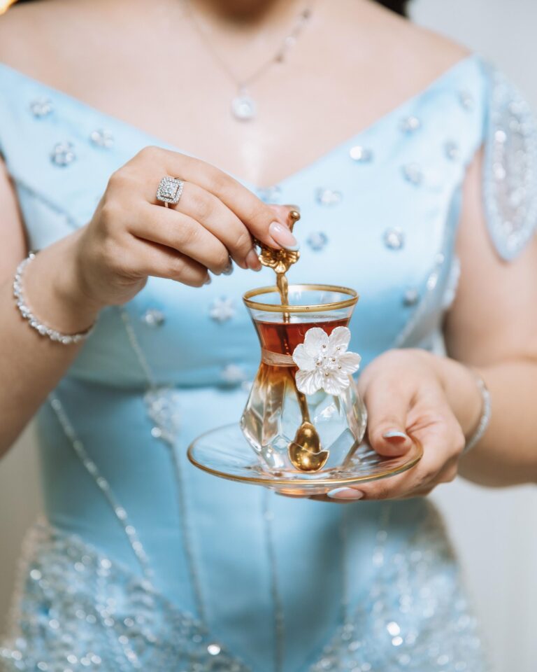 لحظهٔ نوشیدن چای شیرین در مراسم عقد با استکان طلایی و قاشق تزئینی