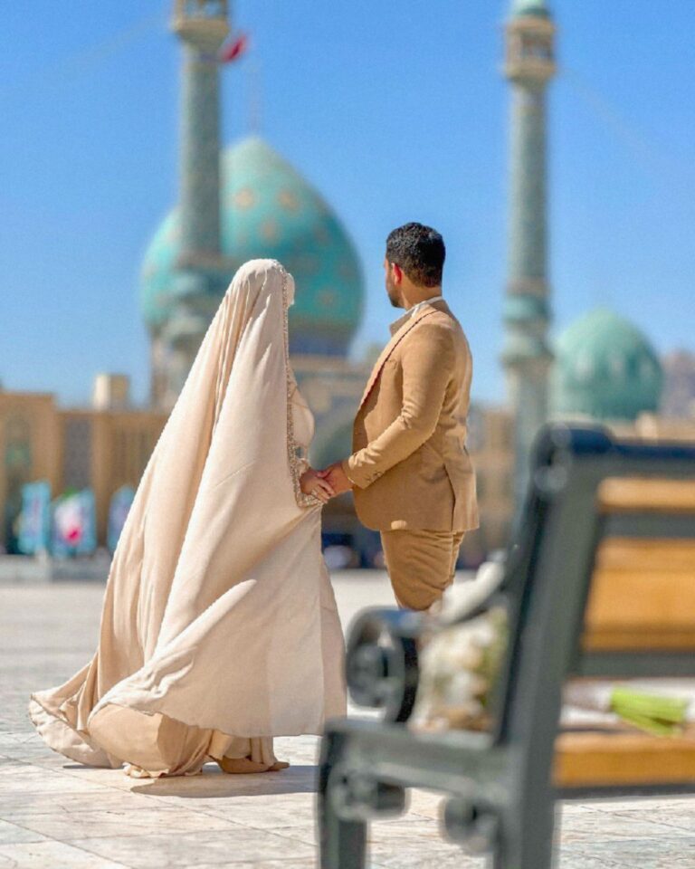 عکس عاشقانه مذهبی زوج در حال قدم زدن در صحن مسجد