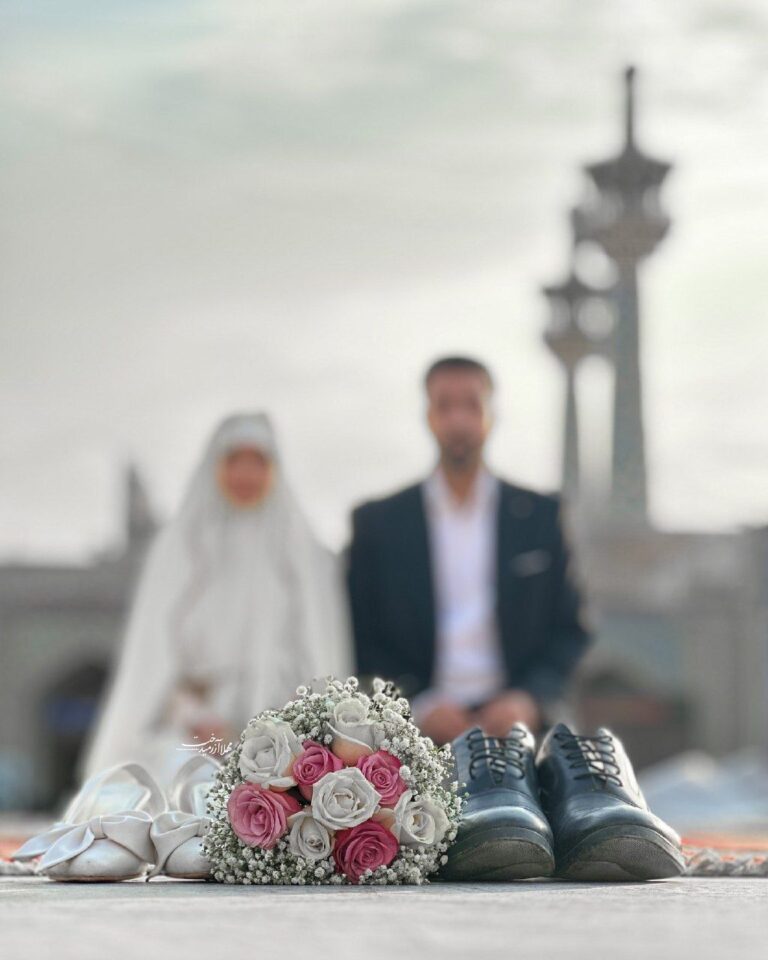 عکس کفش و دسته گل عروس و داماد در حیاط حرم